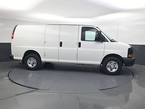 Used 2016 Chevrolet Express 2500 RWD image 4