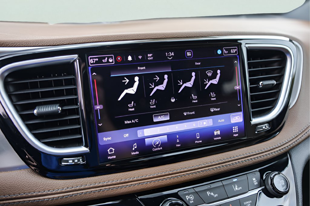 Used 2021 Chrysler Pacifica Limited w/ Uconnect Theater Family Group FWD image 18