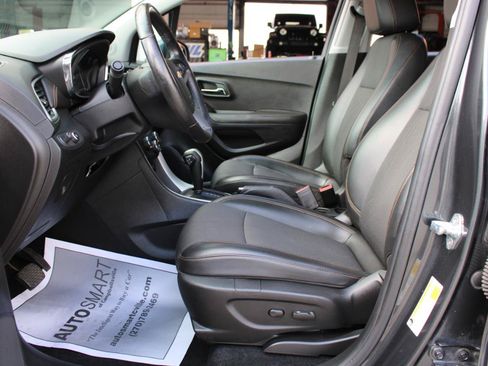 Used 2018 Chevrolet Trax LT w/ LT Convenience Package AWD/4WD image 16