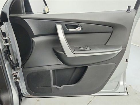 Used 2011 GMC Acadia SLE image 23