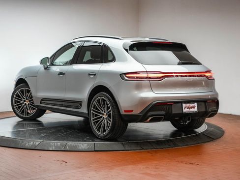 Certified 2025 Porsche Macan image 3