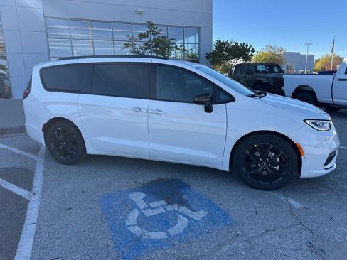 New 2026 Chrysler Pacifica Select image 38