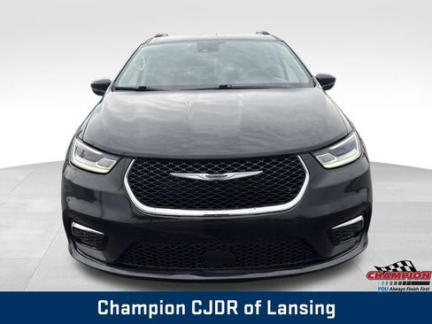 Used 2022 Chrysler Pacifica Touring-L FWD image 11