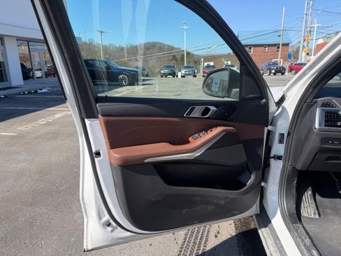 Used 2024 BMW X5 xDrive40i w/ Premium Package image 13