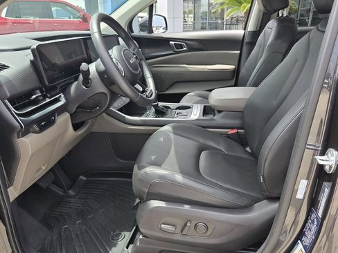 Used 2025 Kia Carnival FWD image 11