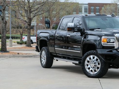 Used 2019 GMC Sierra 2500 Denali w/ Duramax Plus Package image 2