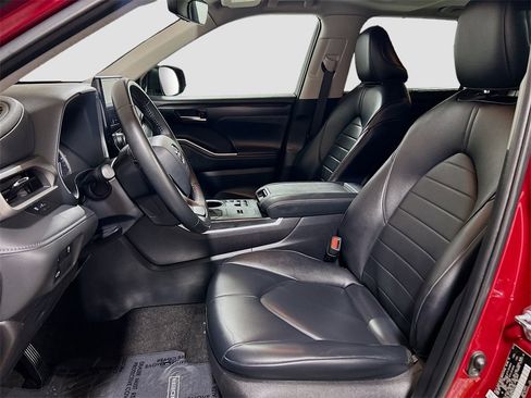 Used 2024 Toyota Highlander XLE image 18