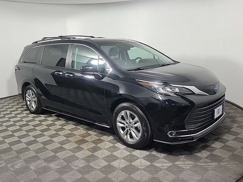 Used 2022 Toyota Sienna XLE image 1