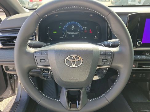 Used 2025 Toyota Camry SE image 19