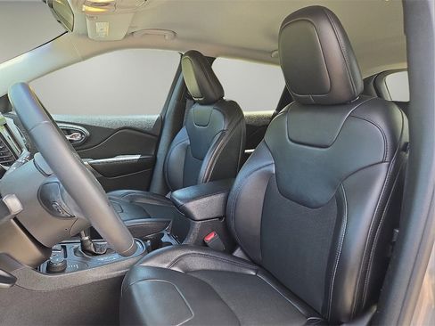 Used 2020 Jeep Cherokee Latitude Plus image 14