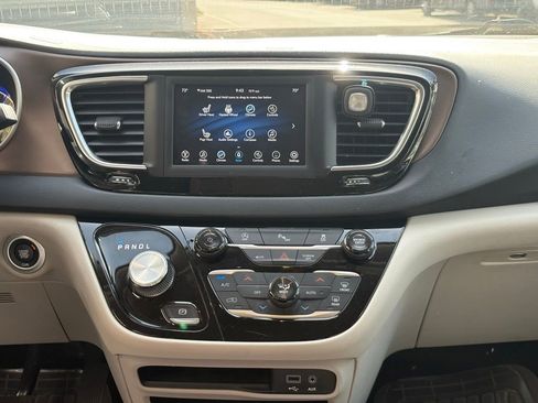 Used 2019 Chrysler Pacifica Touring-L FWD image 13