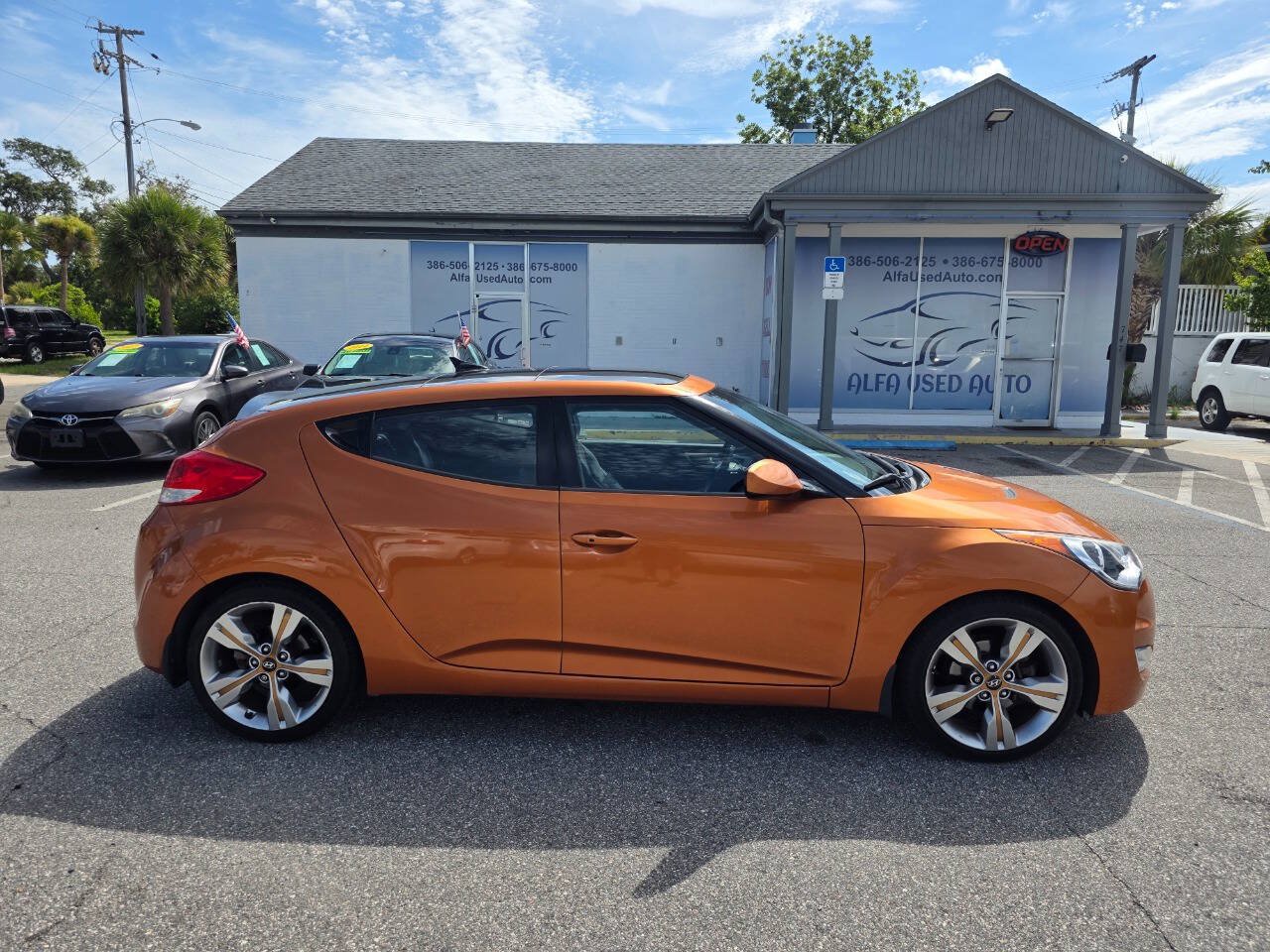 Used 2013 Hyundai Veloster w/ Tech Pkg FWD image 3