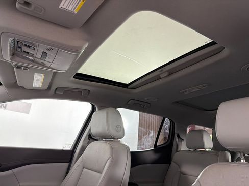 Used 2022 GMC Acadia SLT w/ Technology Package FWD image 2