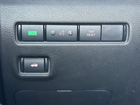 Used 2023 Nissan Sentra SV FWD image 32