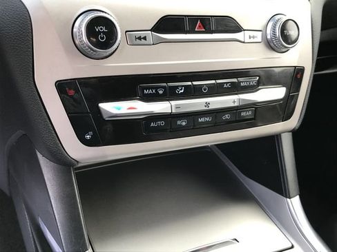 Used 2023 Ford Explorer XLT image 7