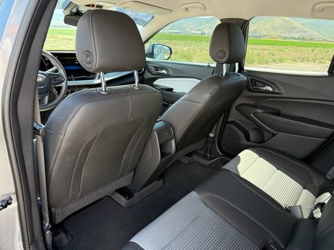 Used 2025 Chevrolet Trax LT w/ LPO, Blackout Package FWD image 27