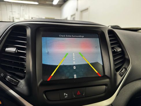 Used 2017 Jeep Cherokee Latitude w/ Comfort/Convenience Group AWD/4WD image 15
