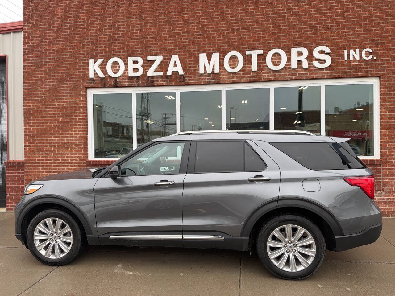 Used 2023 Ford Explorer Limited w/ Limited Technology Package AWD/4WD image 2