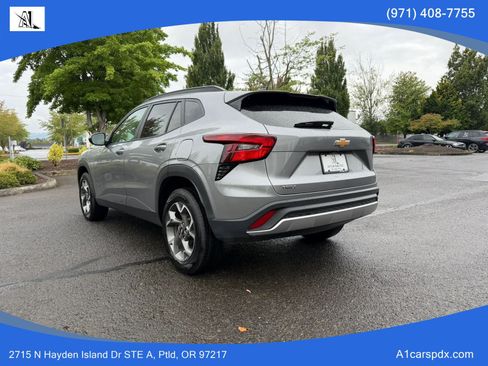 Used 2025 Chevrolet Trax LT w/ LT Convenience Package FWD image 6