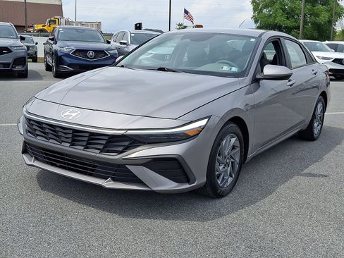 Used 2024 Hyundai Elantra SEL FWD image 3