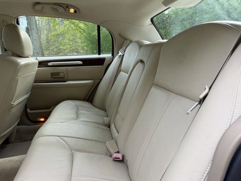 Used 2006 Lincoln Town Car Signature Limited RWD image 12