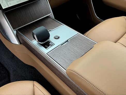 New 2025 Land Rover Range Rover SE image 9