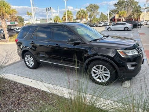 Used 2017 Ford Explorer XLT w/ Equipment Group 201A image 3