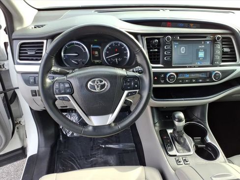 Used 2017 Toyota Highlander XLE image 11