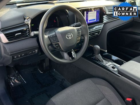 Used 2025 Toyota Camry SE image 11