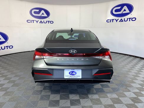 Used 2025 Hyundai Elantra SE FWD image 4