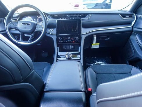 New 2025 Jeep Grand Cherokee Altitude image 27