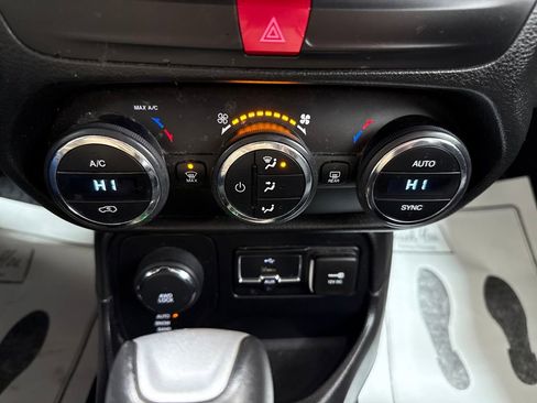 Used 2016 Jeep Renegade Latitude w/ Safety & Security Group image 30