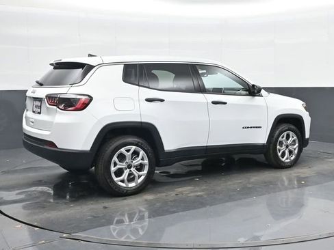 Used 2025 Jeep Compass Sport image 4