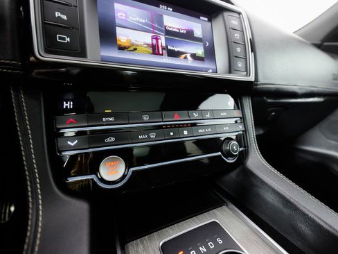 Used 2017 Jaguar F-PACE S image 33