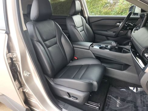 Certified 2025 Nissan Rogue SL w/ Tech Package image 15