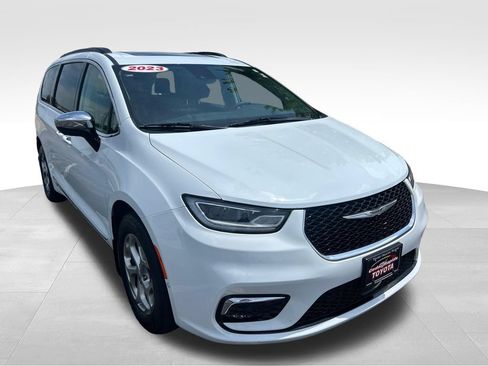 Used 2023 Chrysler Pacifica Limited w/ Uconnect Theater Family Group AWD/4WD image 10