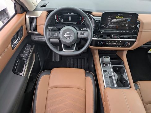 New 2025 Nissan Pathfinder Platinum image 18