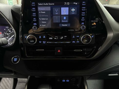 Used 2022 Toyota Highlander XLE AWD/4WD image 22