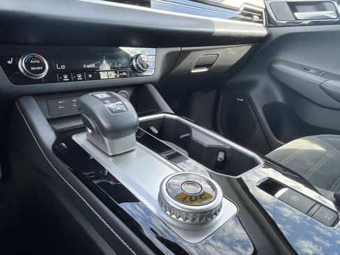 Used 2025 Mitsubishi Outlander SE image 30