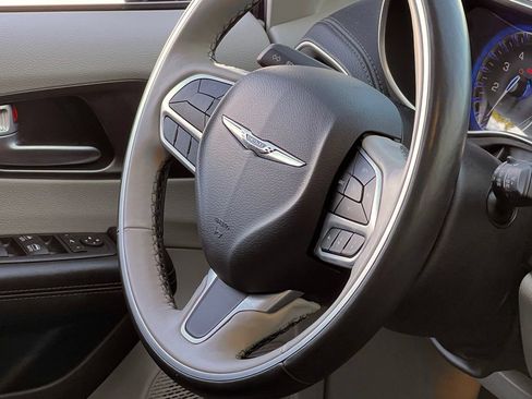 Used 2019 Chrysler Pacifica Limited w/ Tire & Wheel Group FWD image 24