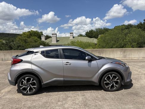 Used 2018 Toyota C-HR XLE FWD image 3