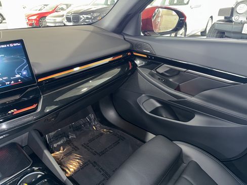 Used 2025 BMW 530i w/ M Sport Package image 30