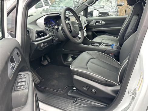 New 2026 Chrysler Pacifica Limited FWD image 26
