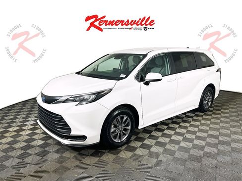 Used 2024 Toyota Sienna LE image 3