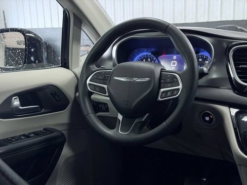 Certified 2023 Chrysler Pacifica Touring-L FWD image 29
