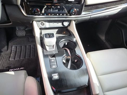 Used 2023 Nissan Rogue SL w/ SL Premium Package image 19