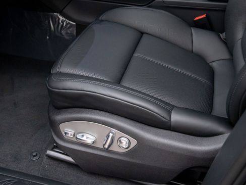 New 2025 Porsche Macan image 19