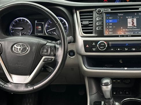 Used 2019 Toyota Highlander XLE image 14