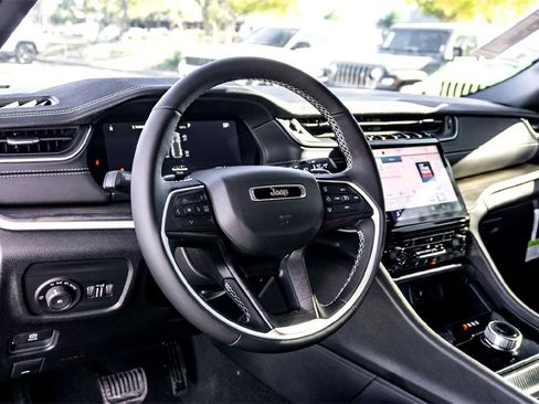 New 2025 Jeep Grand Cherokee Limited w/ Black Appearance Package image 11