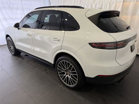 Certified 2022 Porsche Cayenne Platinum Edition image 3